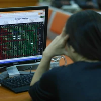 越南股市連跌四周後回升 專家稱尚難確認觸底 · 報道配圖