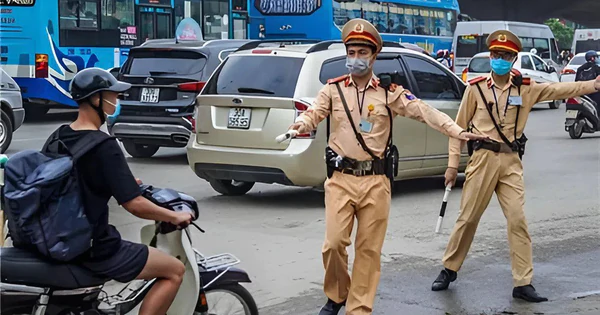 海防交警提醒:车牌丢失或模糊须按规定补办,不得使用自制车牌 · 报道配图