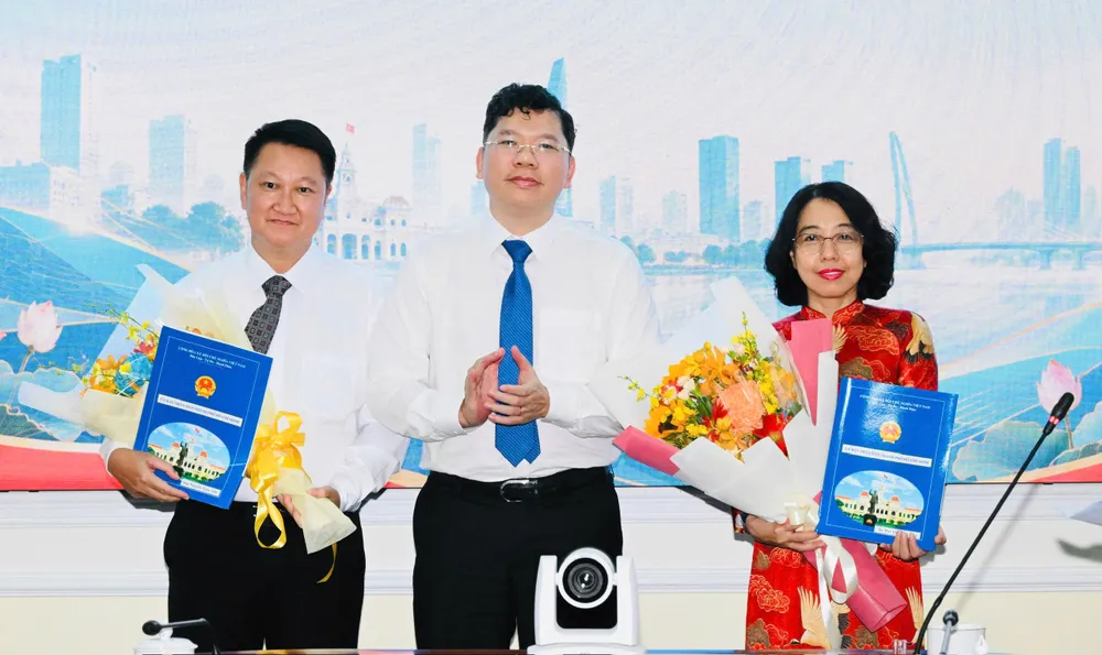 胡志明市人民委员会副主席黄元营颁发干部决定