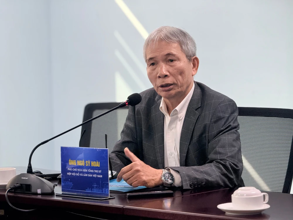 吴士怀在会上发言