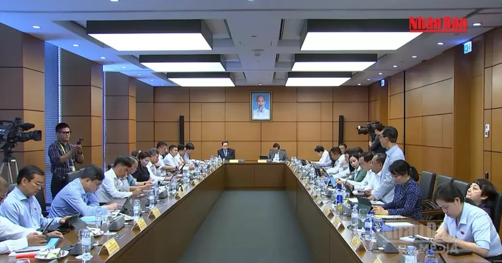 越南國會分組討論2026年經濟社會計劃與預算