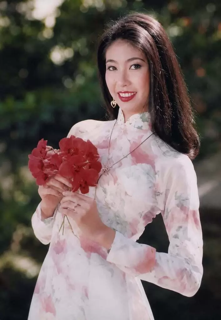 越南1992年選美冠軍何嬌英少女時期檔案照片公開 · 報道配圖