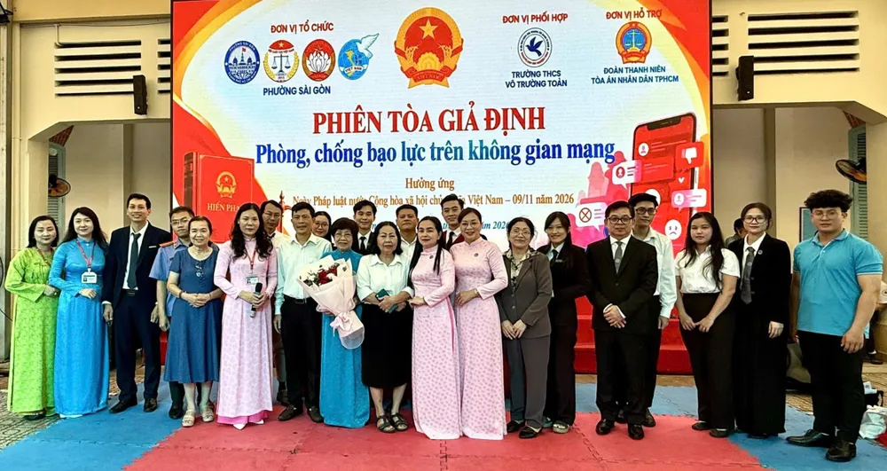 胡志明市一學校舉行模擬法庭 審理網絡暴力相關傷害案 · 報道配圖