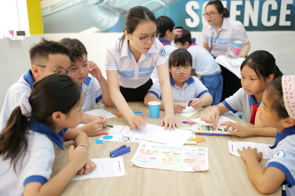 胡志明市规定教师每年培训120课时,结果作为用人依据 · 报道配图