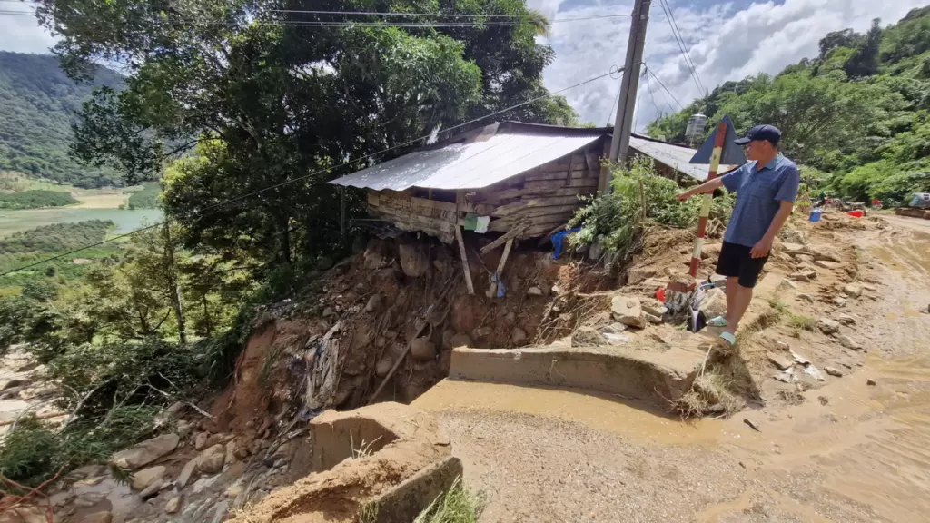 林同省暴雨引发山洪 国55号公路数十米路面被土石掩埋