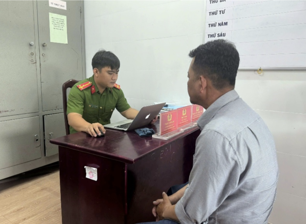 芹苴市一名男子伪造摩托车被盗现场