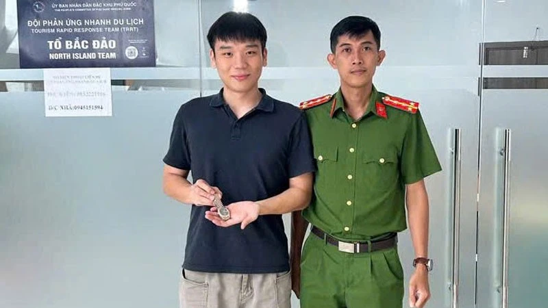 富國特區公安協助外國遊客找回遺失物品