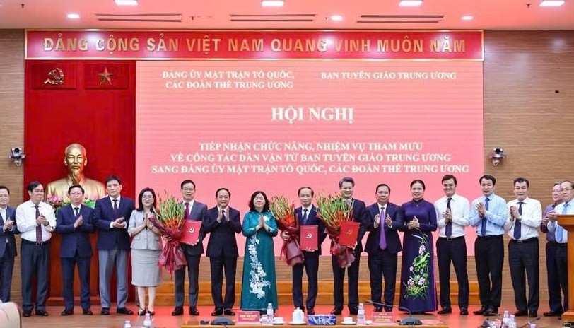 越共中央政治局决定民运与祖国阵线党委职能 · 报道配图