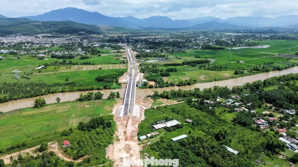 峴港廣多橋一側引道未完工,居民仍需繞行 · 報道配圖