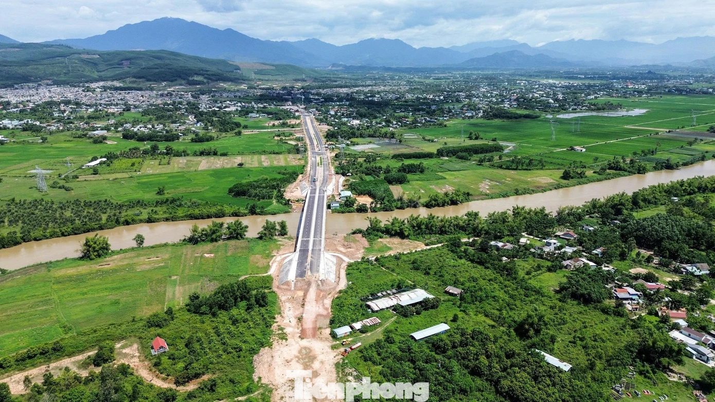 岘港广多桥一侧引道未完工，居民仍需绕行 · 报道配图