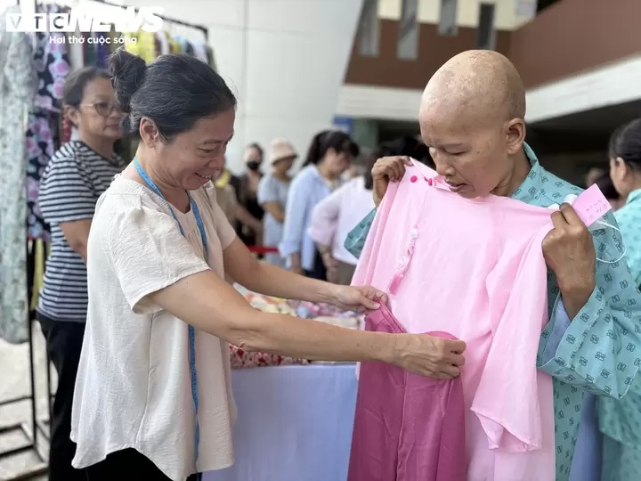 胡志明市肿瘤医院向女患者捐赠假发并发放慰问金 · 报道配图