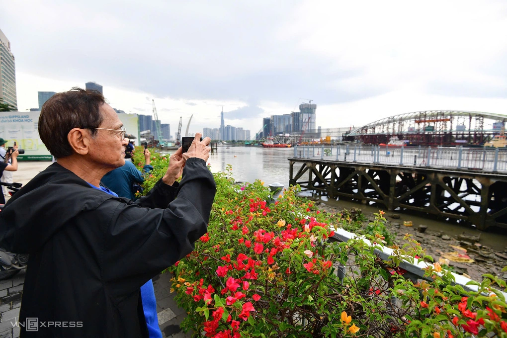 杜英维先生拍摄拖航驳船在河上行驶