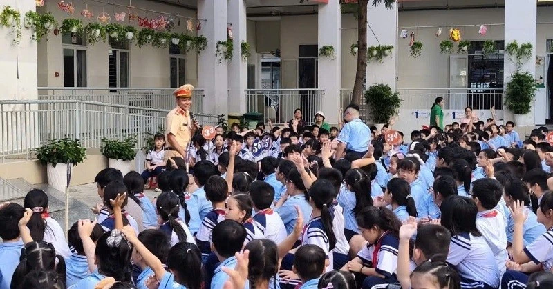 交警向学生宣传交通安全