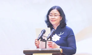 祖国阵线接收近3670亿越南盾用于关爱贫困者的捐助登记