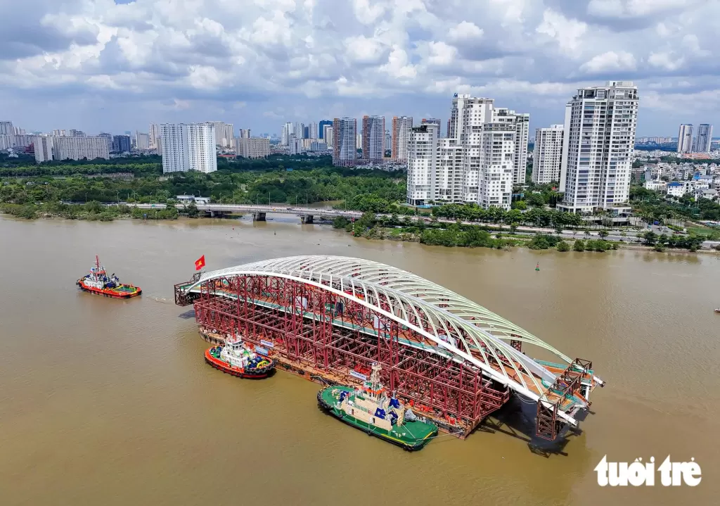 3400吨步行桥跨正在经过新顺出口加工区,预计13时30分抵达芽龙码头
