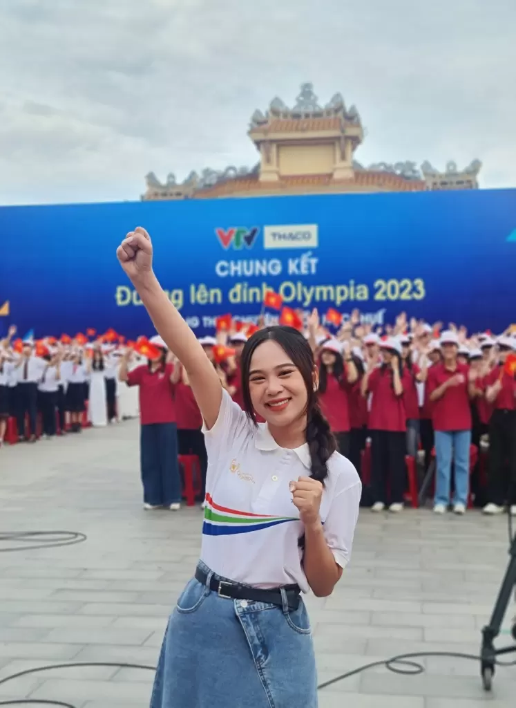 越南女主持Tuyết Ngân曾連續兩年主持奧林匹亞決賽點橋 · 報道配圖