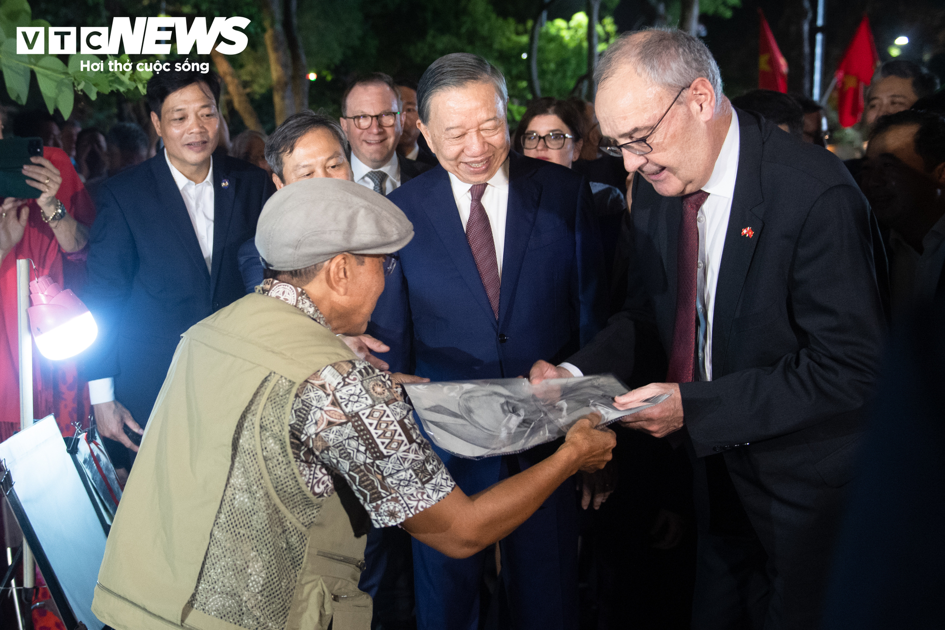 瑞士总统帕尔梅林访越 与苏林同游还剑湖步行街 · 报道配图