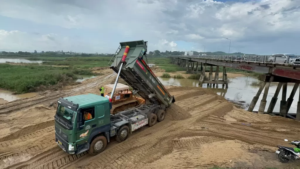 封闭道路,禁止车辆通行这座60多年历史的桥梁。