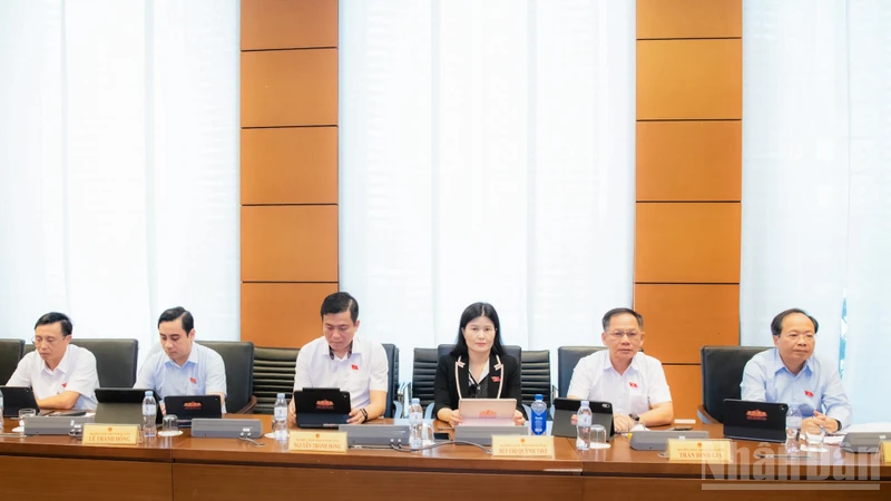 越南国会审议律师法修订草案 拟扩大法律援助人员免实习范围 · 报道配图