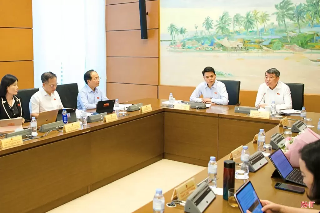 黎明興與阮維林等國會代表參加討論