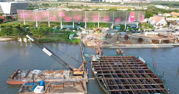 西贡河步行桥3400吨主跨钢构由拖船队运往胡志明市中心 · 报道配图