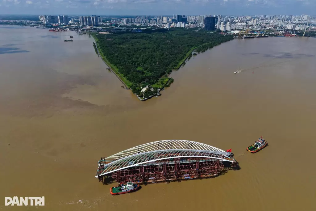 3400噸水椰葉主跨進入胡志明市中心的瞬間-3