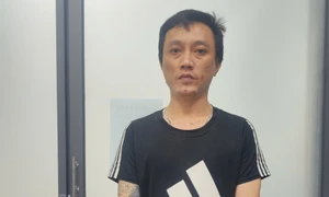 胡志明市一名男子手持棍棒在路中间砸碎卡车车窗