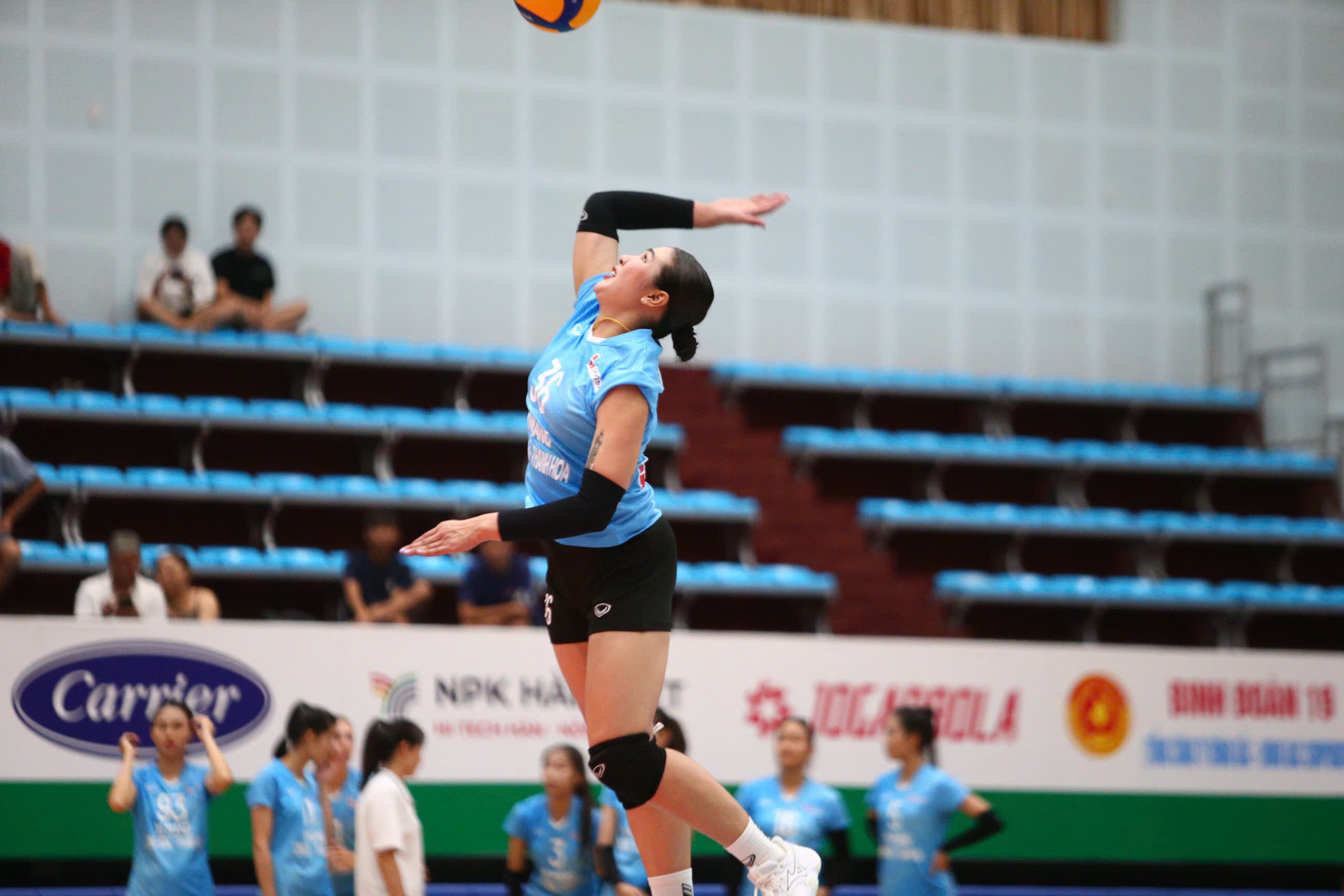泰国女排外援萨西帕蓬回应越南球迷批评：来越南不为钱 · 报道配图