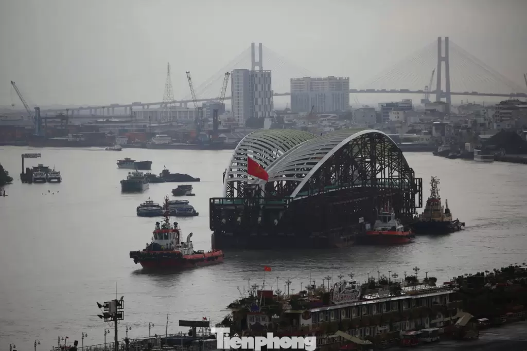 西贡河步行桥3400吨主跨段经124公里水路拖抵胡志明市 · 报道配图
