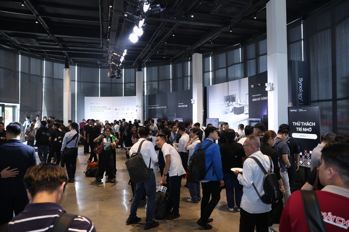 嘉宾参观技术展台。
