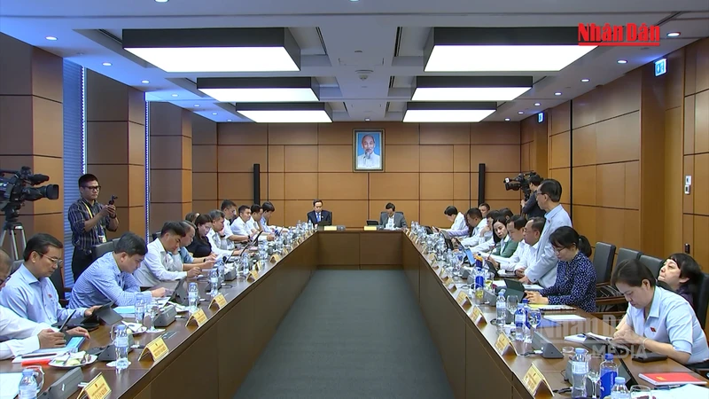 越南國會分組討論2026年經濟社會計劃與預算 · 報道配圖