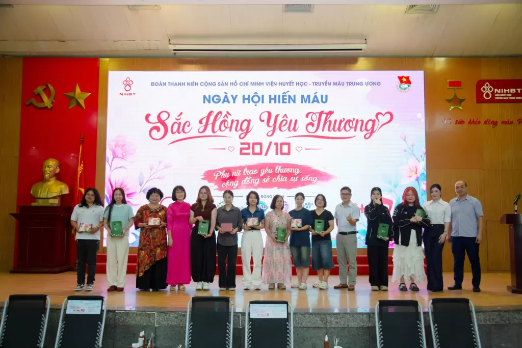 河內婦女節獻血活動：女教師第125次獻血 · 報道配圖