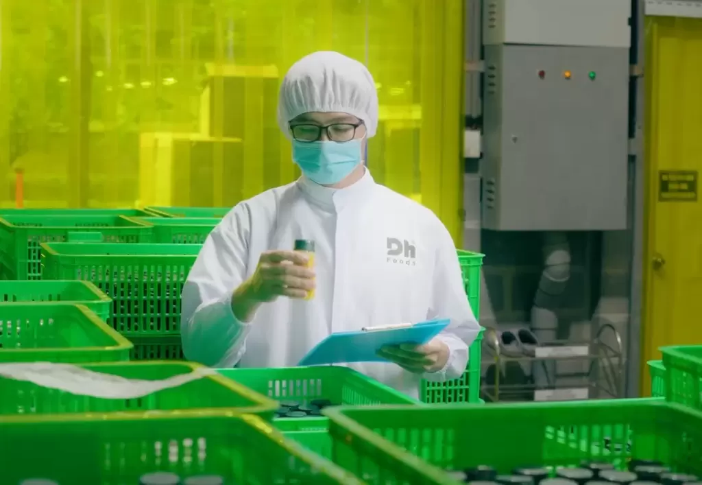 Dh Foods工厂的QA QC正在对出厂前的产品进行最后环节检查
