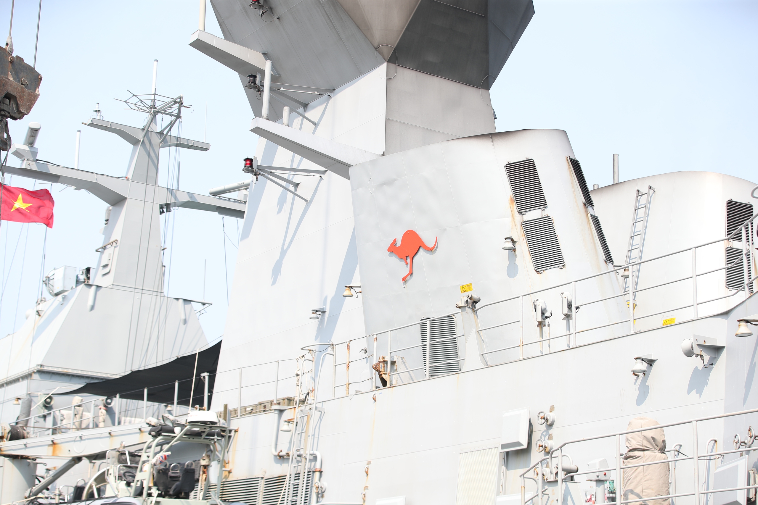 澳大利亞導彈驅逐艦抵達峴港仙沙港