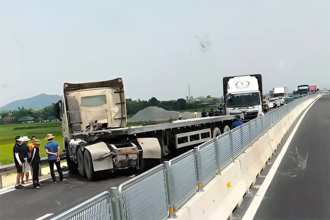 牵引车横挡道路，Bãi Vọt - Hàm Nghi高速公路堵塞