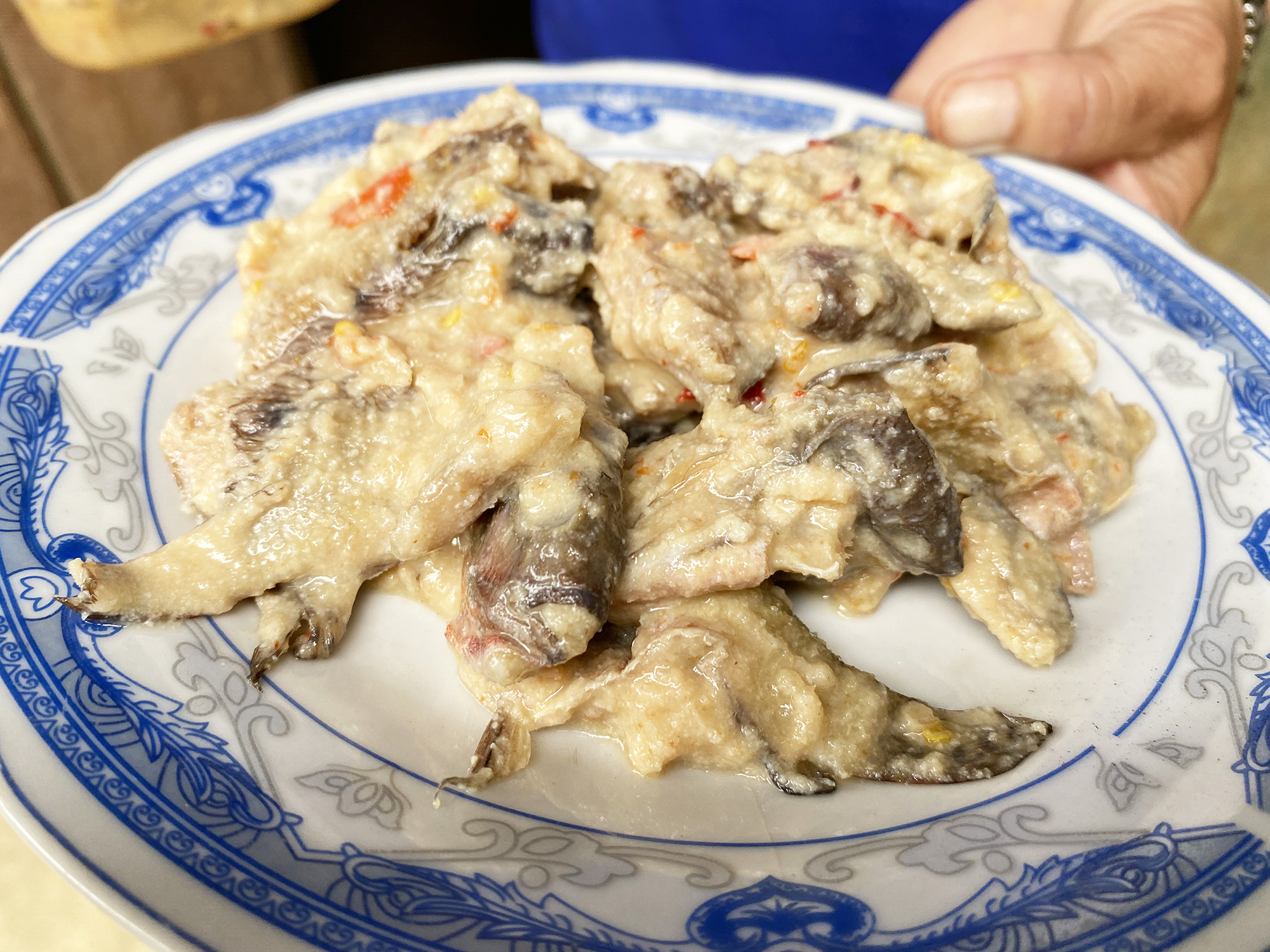 峴港市領導親臨民宅勸告放棄酸醃魚菜餚