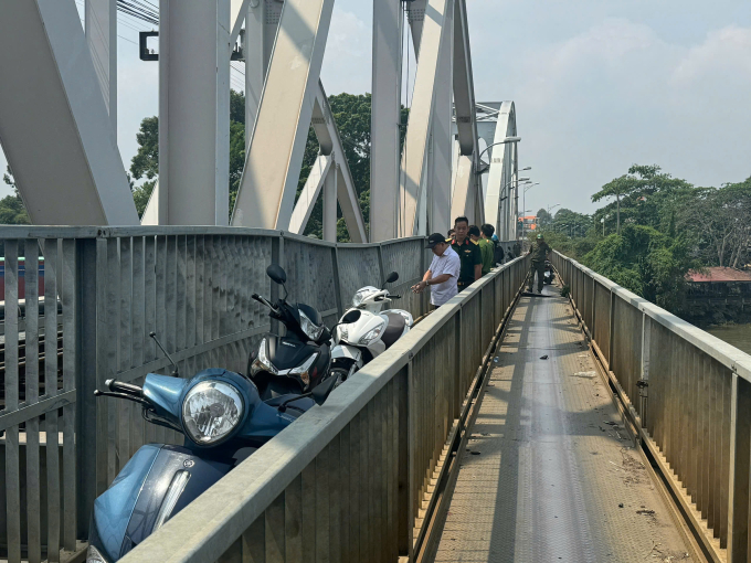 駁船撞擊Ghềnh橋,南北鐵路中斷