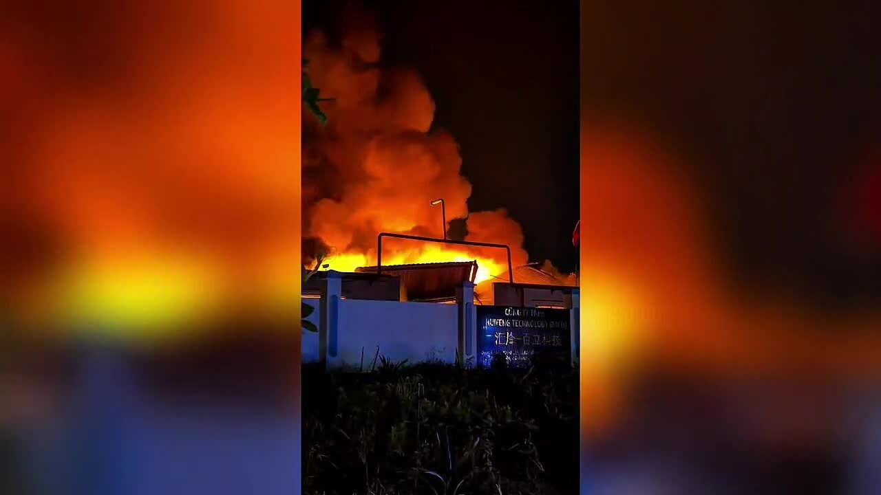 胡志明市一家塗料公司發生大火被燒燬