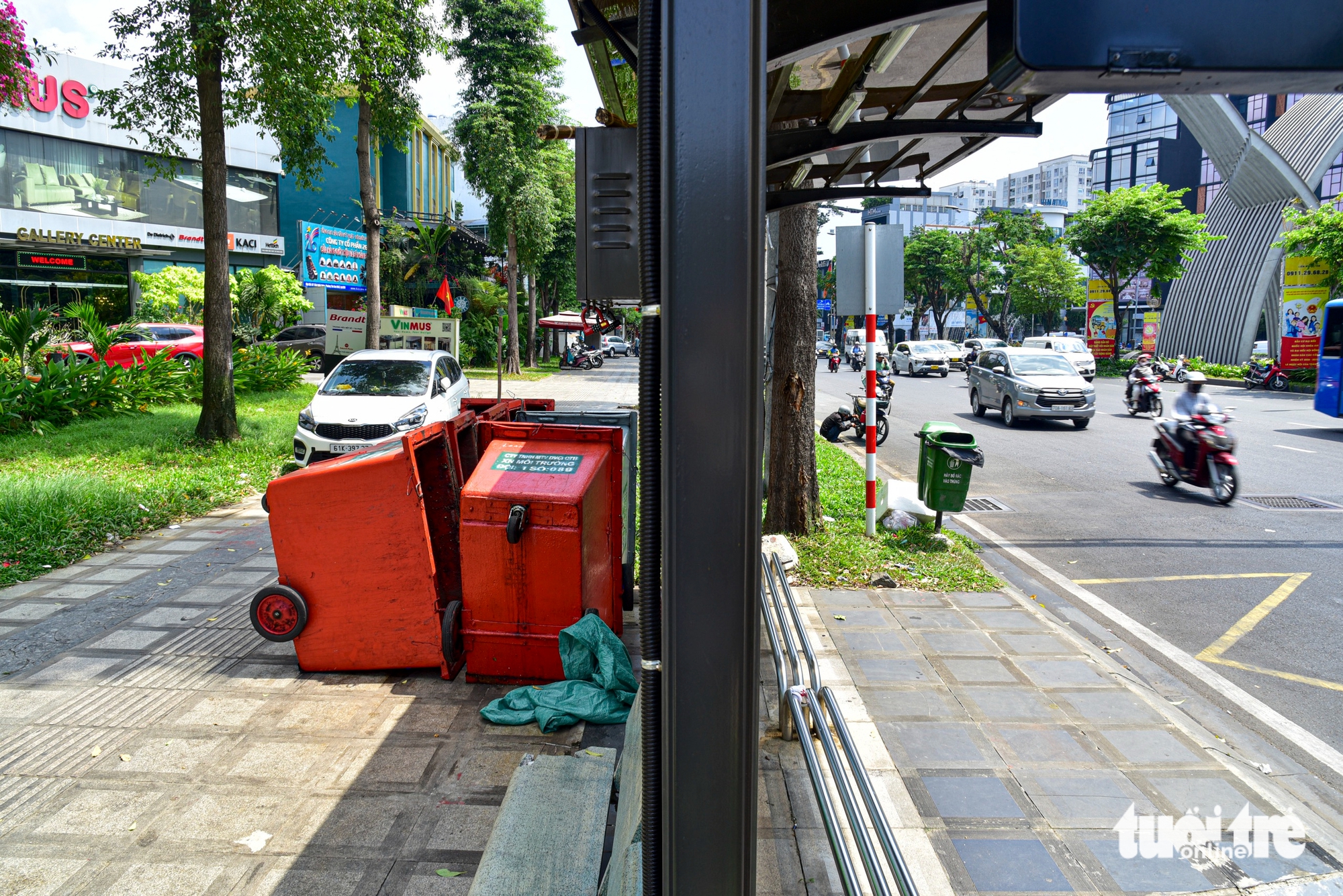 胡志明市許多公交車站人行道被侵佔,候車亭、停靠點變成垃圾堆放處和停車位