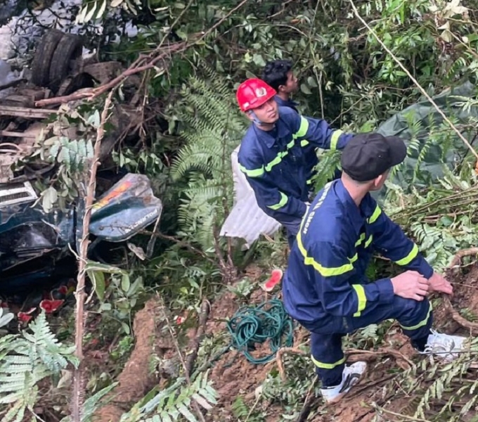 載有3人的汽車墜入200米深谷