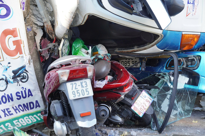 金甌省發生卡車撞上五輛摩托車事故