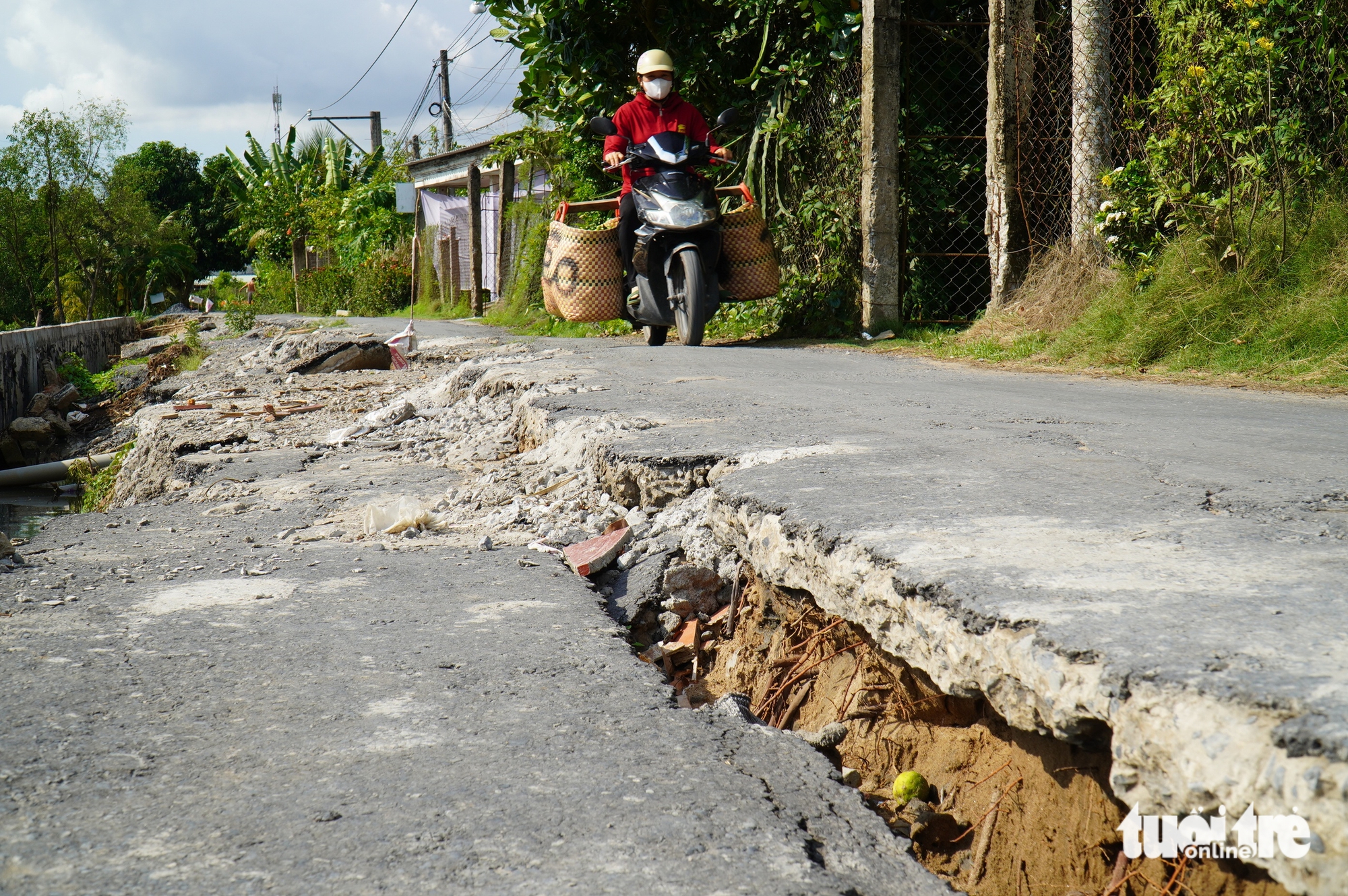 沿河道路坍塌过半，居民仍冒险通行