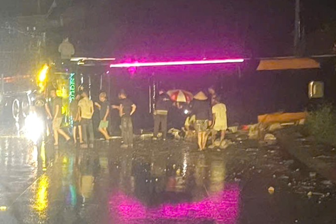 國道上一輛載有10人的汽車翻車