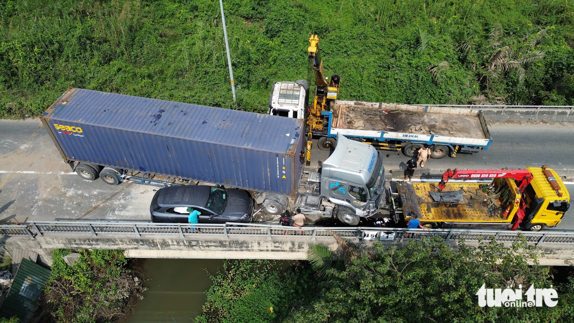 拖车失控冲向右车道，将汽车“紧贴”在武志功路桥栏杆上