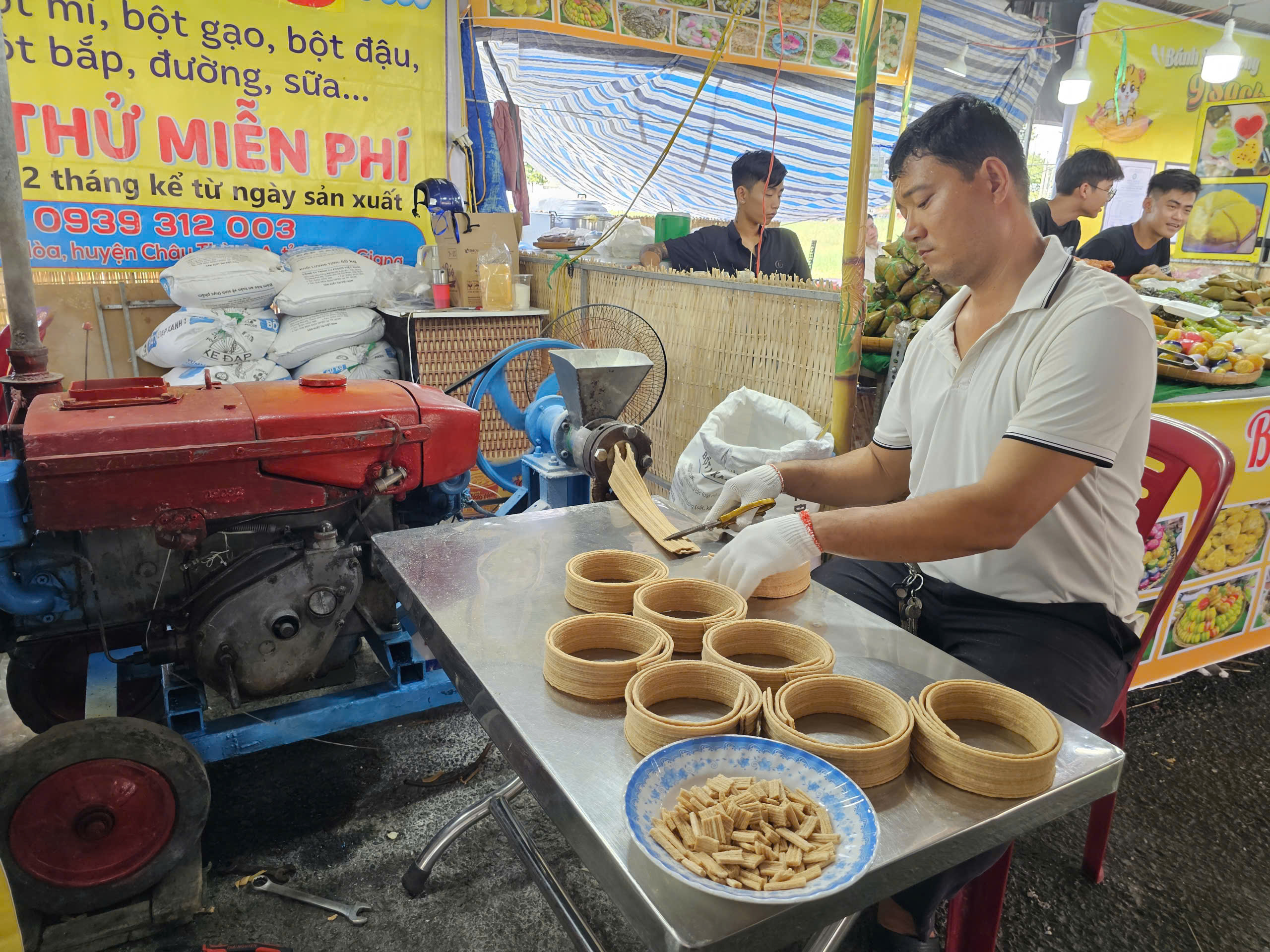 在芹苴和金甌欣賞數百種民間美食