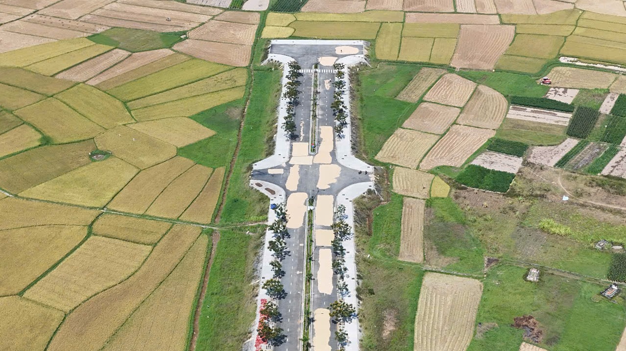 近35亿的道路无人行走，因为直通稻田，等待居民区