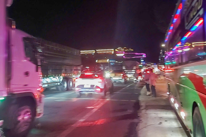 大叻至胡志明市道路事故后拥堵