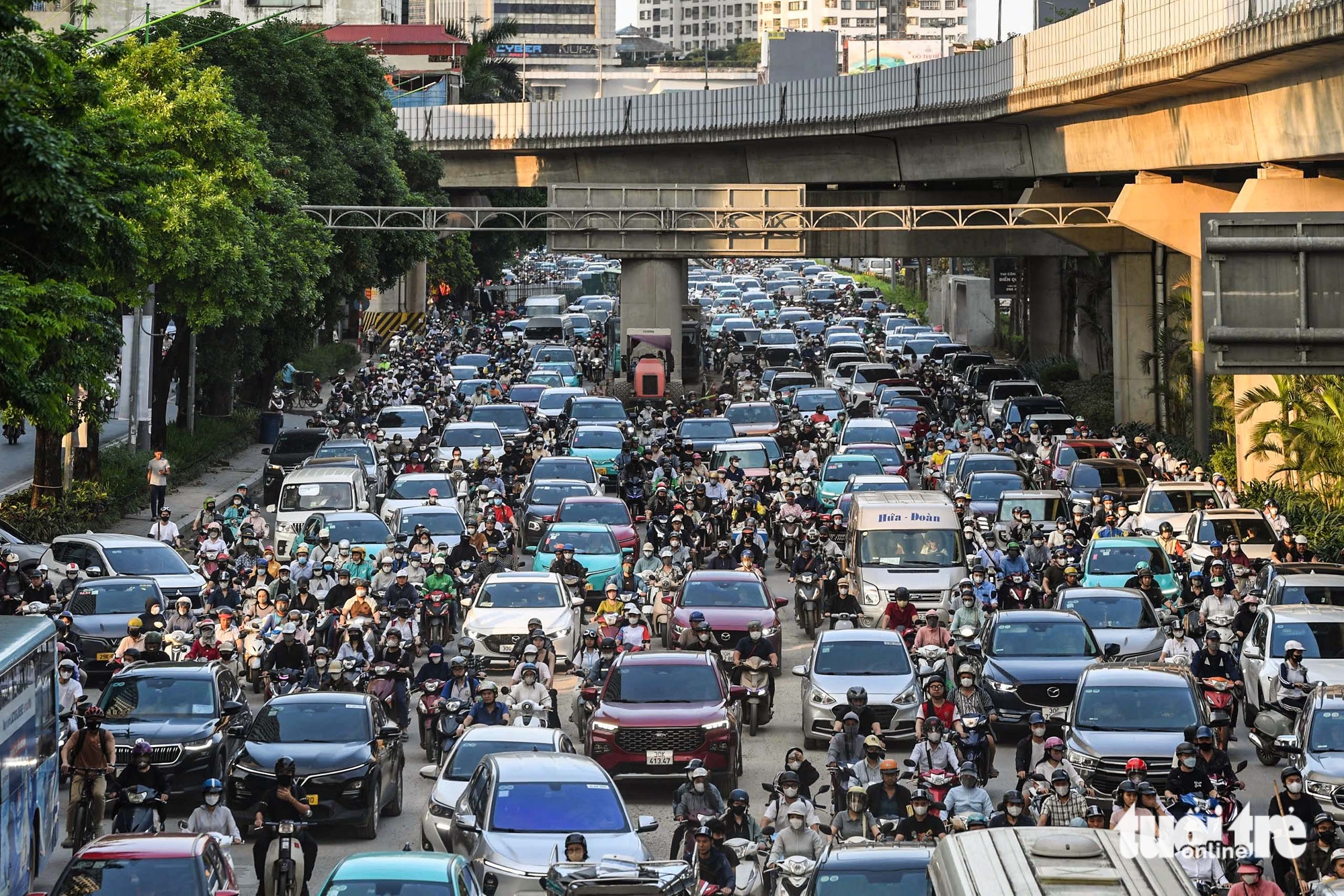 人群湧出河內度假,高架路上一輛汽車起火