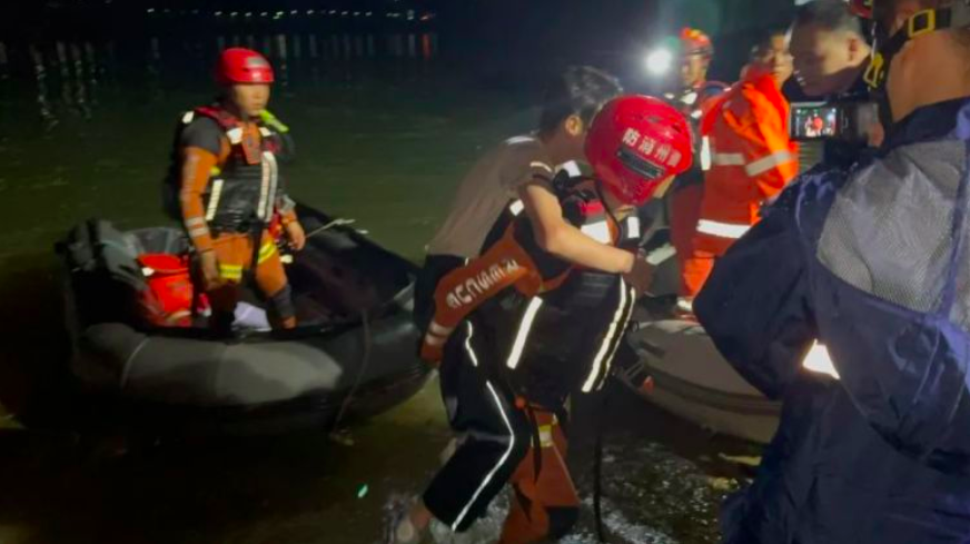 中国两艘旅游船翻船，60人入院，习近平发出'重要指示'