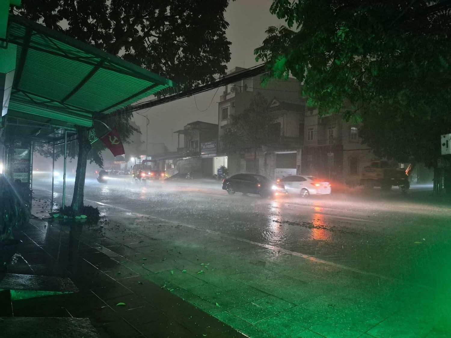4月17日:太原、富壽、北寧、河內...天色如墨,部分地區大雨